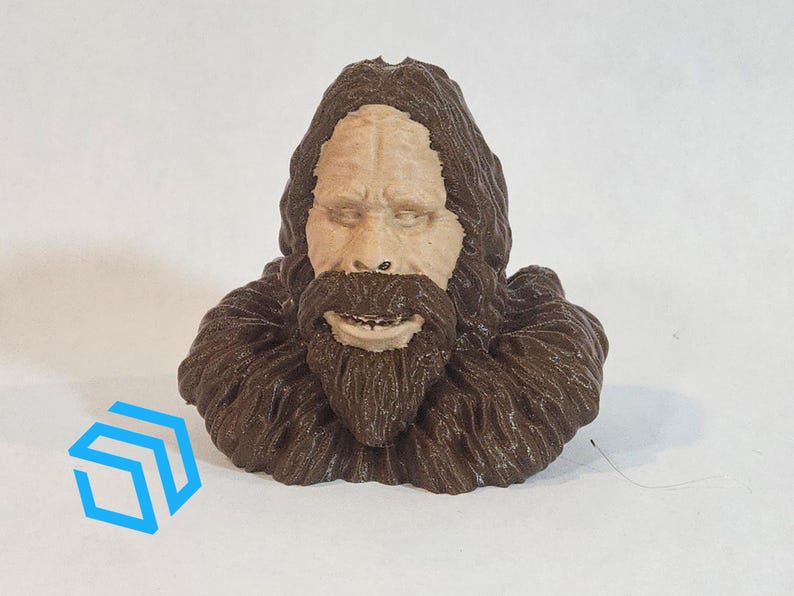 Pode incluir: Uma figura impressa em 3D de cor marrom e bege que representa uma pessoa com uma longa barba e cabelo. A figura &eacute; um busto da cabe&ccedil;a e dos ombros de uma pessoa.