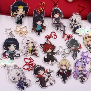 Puede incluir: Una colección de llaveros acrílicos estilo anime con varios personajes. Cada llavero tiene un diseño único con colores vibrantes y obras de arte detalladas. Los llaveros están unidos a cierres metálicos y dijes decorativos, como estrellas y lazos.