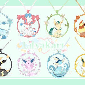 Puede incluir: Una colección de ocho collares con colgantes que presentan varios personajes de Pokémon. Cada collar tiene un colgante circular con un diseño de personaje, suspendido de una cadena plateada u dorada. El fondo es verde claro con el texto "Lilyakart".