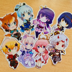 Puede incluir: Un conjunto de ocho pegatinas de personajes de anime de colores. Las pegatinas presentan personajes con diferentes colores de cabello, atuendos y expresiones. Las pegatinas están impresas en papel blanco y tienen un acabado brillante.