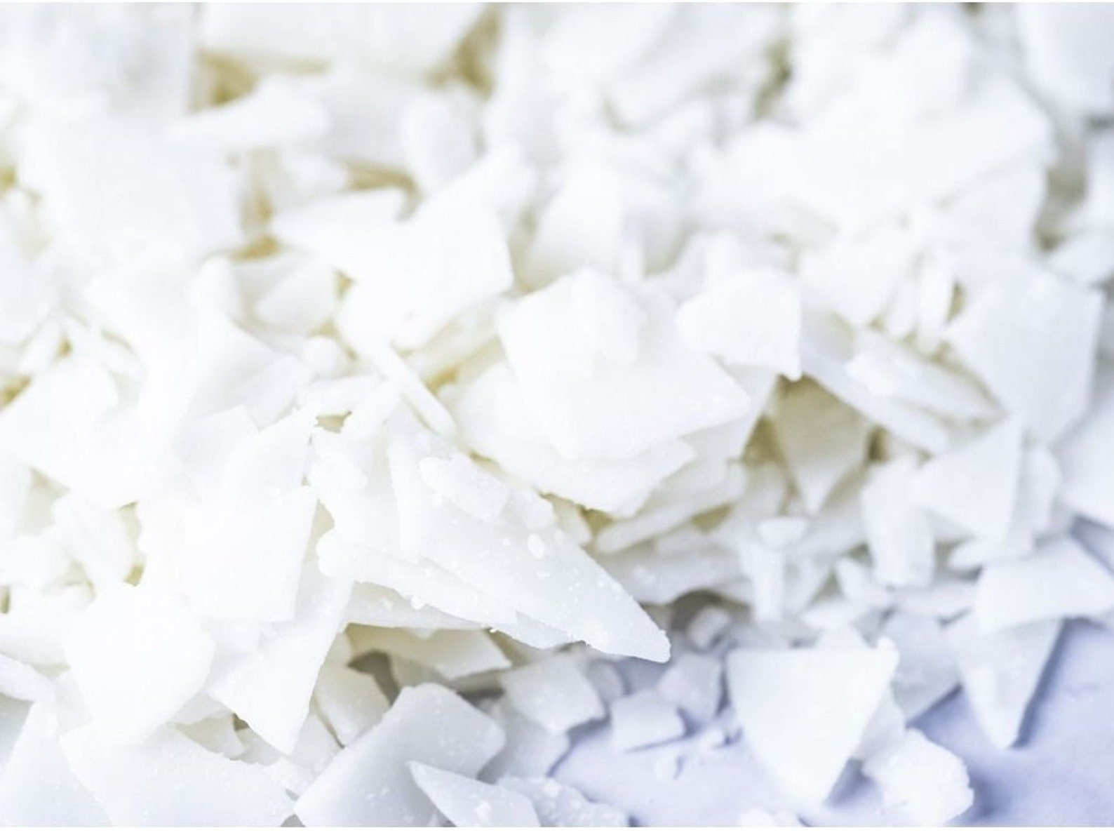 овсяные хлопья перемолотые. овсяная каша. овсяные хлопья в стакане. лепестки белых цветов. Cocamide,kuoir feramid kobavit.