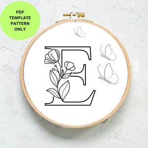 Padrão de modelo de bordado de alfabeto floral em PDF, letras do alfabeto de primavera, download digital, bordado de letras com agulha de perfuração com flores