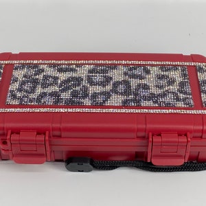 Roter Reise-Humidor mit Tierprint-Bling