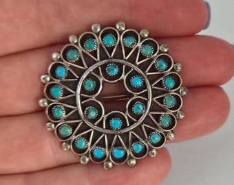 Broche colgante R Dishta Zuni de plata esterlina con turquesa y diseño de rayos de sol en petit point, plata esterlina y turquesa.