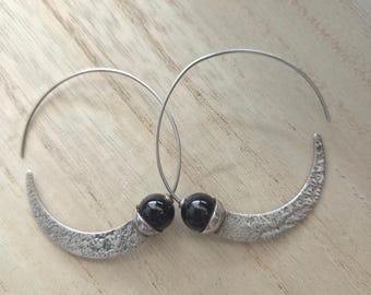 Pendientes de aro en forma de media luna martillados de plata de ley 925, estilo artesanal vintage de la India, con ónix.
