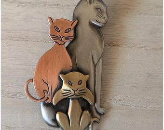 Broche vintage de tres gatos de metal mixto en tonos plata, oro y cobre.