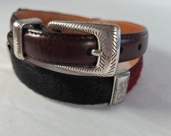 Cinturón fino de piel de becerro Brighton Western en tonos marrón, negro y plateado.