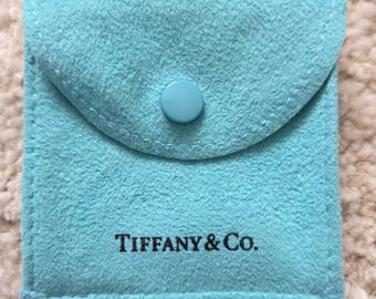 Estuche cuadrado de gamuza azul Tiffany & Co. con cierre a presión, resistente al deslustre, 6,35 x 6,35 cm.
