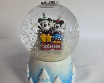 Caja navideña de invierno con globo de nieve de Mickey y Minnie Mouse en trineo de Disney Store 2006