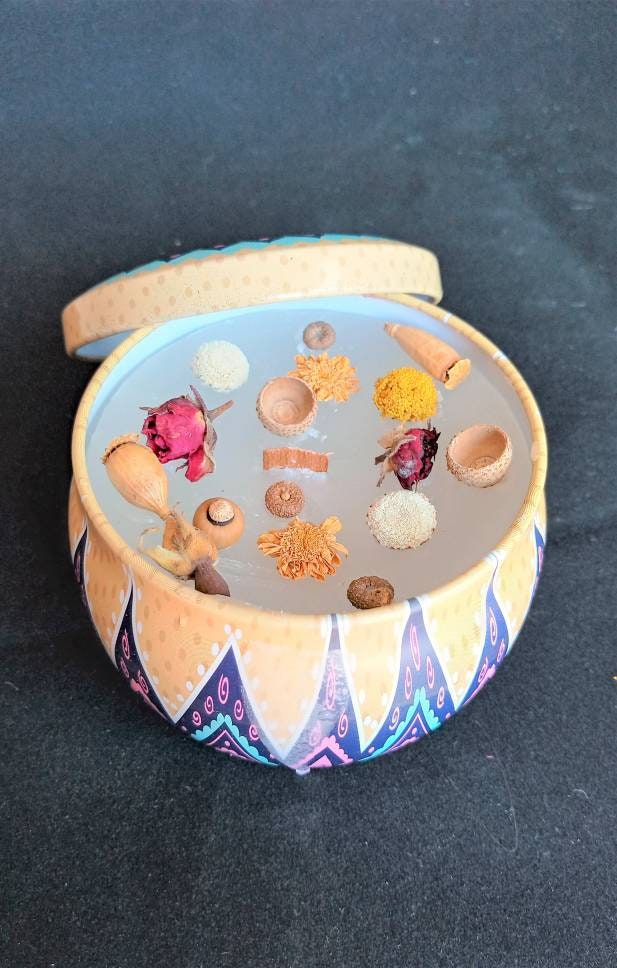 Aromatic candle in decorative box with wooden wick. Handmade and with natural decoration