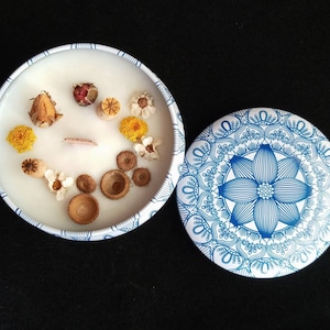 Soy wax candle. Aromatic and presented in a decorative box with a wooden wick. Handmade with natural decoration.