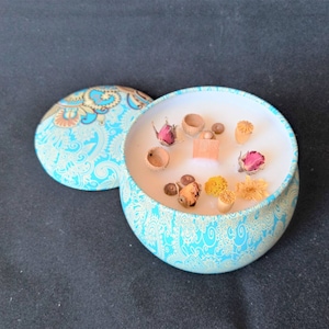 Soy wax candle. Aromatic, totally natural and ecological, its wick is made of wood and is decorated with flowers and vegetables.
