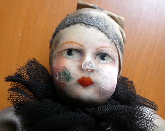 Figura di Pierott con testa di cartapesta, bambola del 1920. Il corpo della figura è fatto a mano, in paglia, con arti tessili, figura da collezione