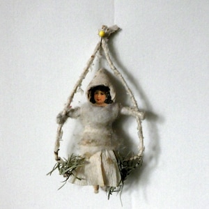 Rara figura antigua de niña mecedora de algodón con cara de cartón del siglo XX. Colección Figura de niña navideña. Hecha a mano en Alemania.