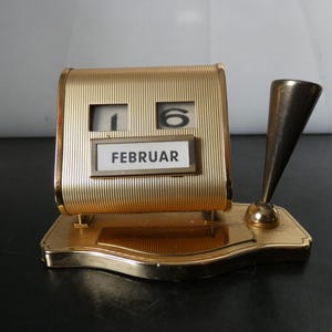 Calendario perpetuo de escritorio de metal dorado acanalado Art Deco de MCM vintage - Calendario giratorio de mediados de siglo con desplazamiento manual y soporte para bolígrafos de escritorio