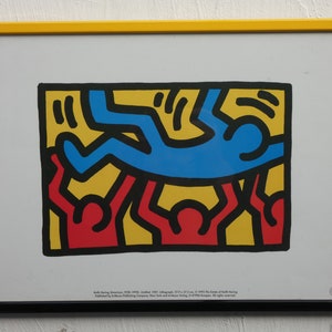 Póster vintage original de edición limitada sin título 'Crowd surfing' de Keith Haring con sello de propiedad y copyright 1987/1995.