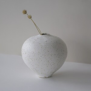 Small Nordic Handmade Vase,White Ceramic Bud Vase,Speckled Minimalist Vase,Unique Mini Vase, Ceramic Flower Vase, Handmade Modern Vase image 4