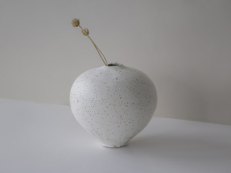 Small Nordic Handmade Vase,White Ceramic Bud Vase,Speckled Minimalist Vase,Unique Mini Vase, Ceramic Flower Vase, Handmade Modern Vase image 4