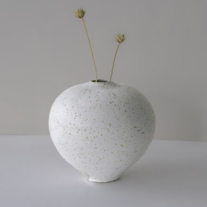 Small Nordic Handmade Vase,White Ceramic Bud Vase,Speckled Minimalist Vase,Unique Mini Vase, Ceramic Flower Vase, Handmade Modern Vase image 1