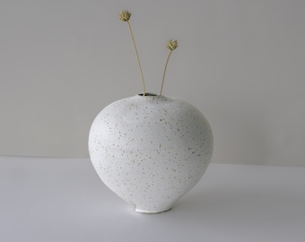 Small Nordic Handmade Vase,White Ceramic Bud Vase,Speckled Minimalist Vase,Unique Mini Vase, Ceramic Flower Vase, Handmade Modern Vase