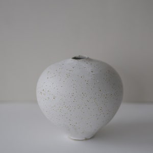 Small Nordic Handmade Vase,White Ceramic Bud Vase,Speckled Minimalist Vase,Unique Mini Vase, Ceramic Flower Vase, Handmade Modern Vase image 5