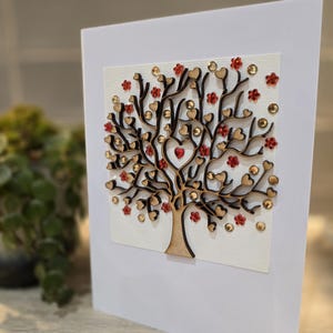 Biglietto di auguri con albero di legno