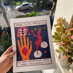 Puede incluir: Una ilustraci&oacute;n colorida de una mano con un ojo y una persona montando un monociclo. El texto "PRACTICE MAGIC" est&aacute; en la parte superior de la imagen. El texto "AND SEEK PROFESSIONAL HELP WHEN NECESSARY" est&aacute; en la parte inferior de la imagen.