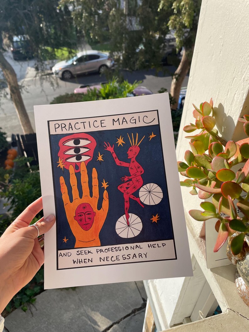 Puede incluir: Una ilustraci&oacute;n colorida de una mano con un ojo y una persona montando un monociclo. El texto "PRACTICE MAGIC" est&aacute; en la parte superior de la imagen. El texto "AND SEEK PROFESSIONAL HELP WHEN NECESSARY" est&aacute; en la parte inferior de la imagen.