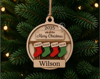 Peut inclure: Une décoration de Noël ronde en bois avec un motif de cheminée découpé au laser, l'année 2025, le texte Merry Christmas et le nom Wilson. Quatre chaussettes rouges et vertes portent les prénoms David, Emma, Jacob et Jacob.