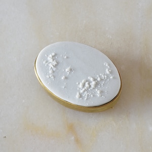 La poussière des jours Hancrafted porcelain brooch.