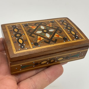 boîte à bijoux en bois traditionnelle ukrainienne vintage
