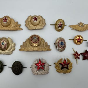 Set von 15 Vintage-Militärkokarden der UdSSR