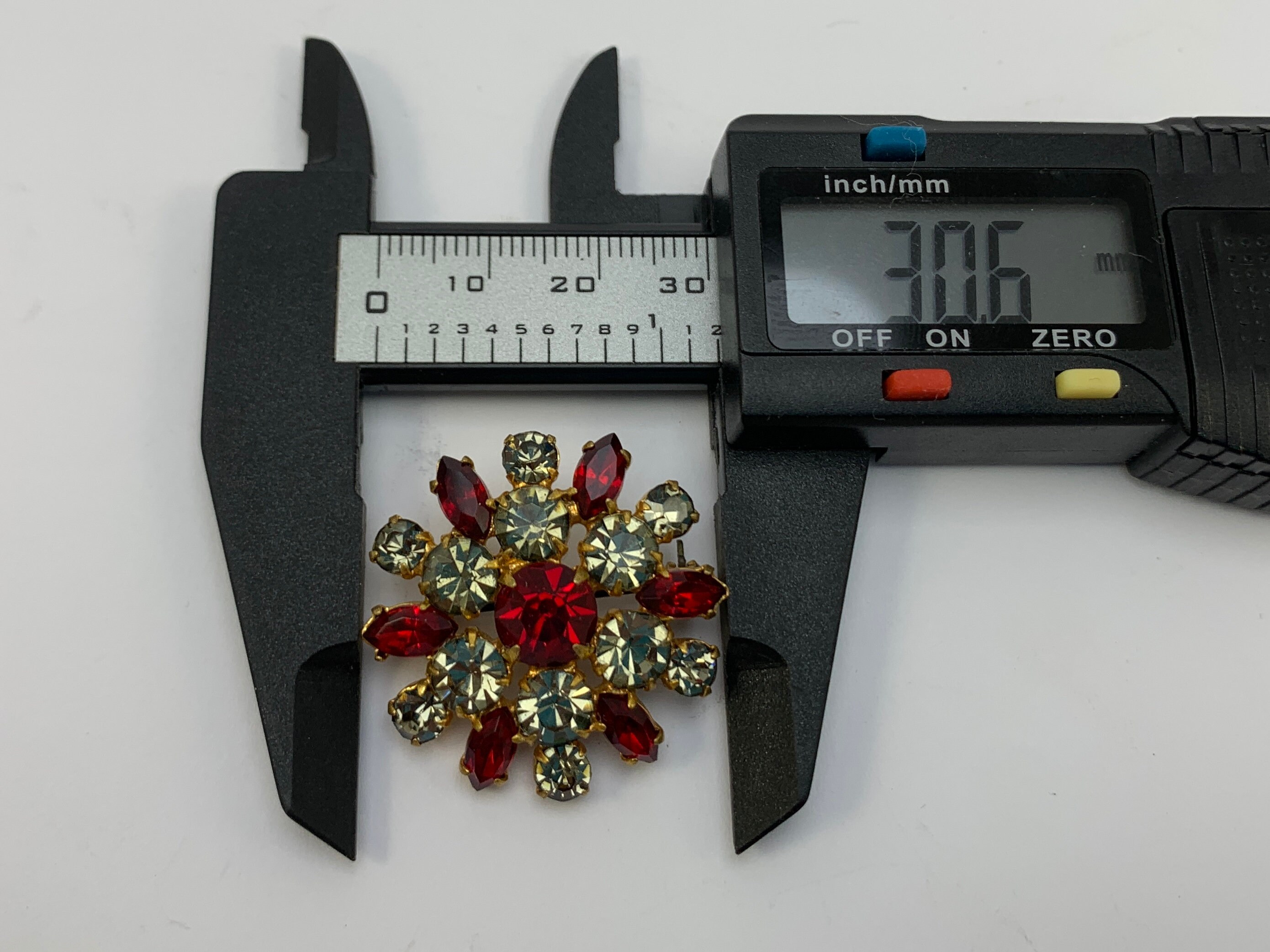 Broche Vintage Années 50/60 - Plaqué Or Et Pierres - Dimensions 4,5 Cm X 4,5 Cm