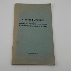 Vintage Sovjetunionen-bok en påminnelse till befolkningen om skydd mot atom-, kemiska och bakteriologiska vapen.