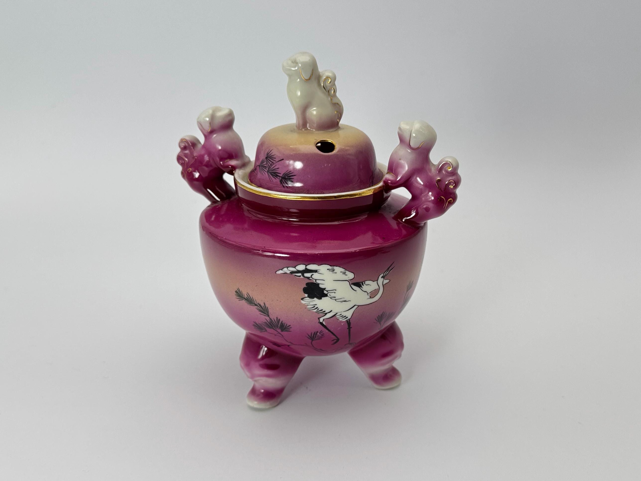 翡翠製？大理石？ドラゴン装飾の蓋付き器 翡翠 龍の両面彫刻 台座付き