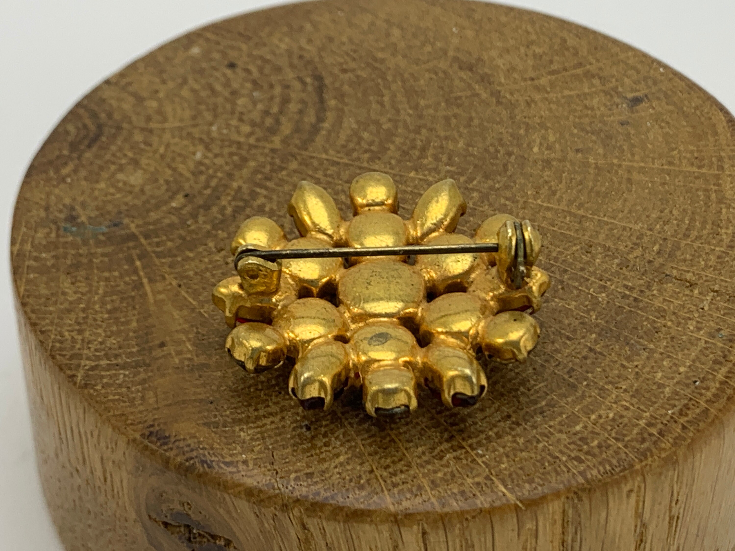 Broche Vintage Années 50/60 - Plaqué Or Et Pierres - Dimensions 4,5 Cm X 4,5 Cm