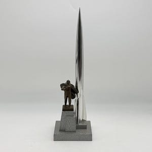 Sovjetunionens originalbordssouvenir "Tsiolkovsky med en raket".