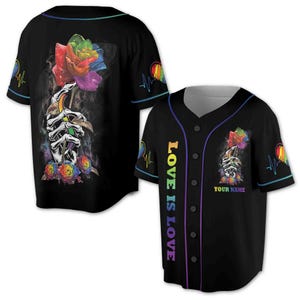 Camisa de beisebol 3D personalizada com nome LGBT "Love Is Love" e mão de esqueleto segurando uma rosa arco-íris, tamanhos P a 5XG.