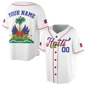 Peut inclure: Maillot de baseball blanc avec des bordures rouges et le texte "Haïti" en bleu avec le numéro "00" en dessous. Le maillot a le drapeau haïtien sur les manches et les armoiries au dos avec le texte "YOUR NAME" au-dessus.