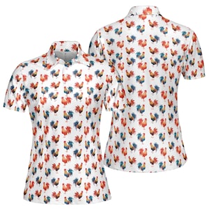 Pode incluir: Camisola polo branca de manga curta com um padrão repetido de galos coloridos. A camisa tem um colarinho abotoado e mangas curtas.