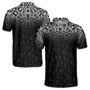 Op de afbeelding: Zwart-wit polo shirt met een herhalend patroon van Noorse runen en een Keltisch knoopontwerp. Het shirt heeft een kraag en korte mouwen.