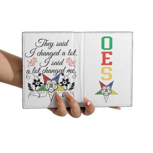 Puede incluir: Cartera de cuero blanco con una cita sobre el cambio y una estrella colorida con las letras "OES" en ella.