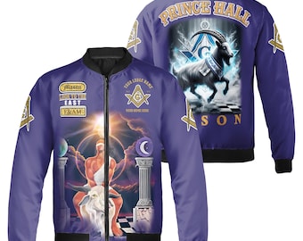 Puede incluir: Chaqueta bomber morada con ribete negro, con símbolos masónicos y texto. La parte delantera muestra una figura montada en una cabra, con texto que incluye "Mason" y "LOOK TO THE EAST". La parte trasera muestra una cabra con el texto "PRINCE HALL" y "SON".