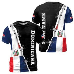 Może przedstawiać: Czarny T-shirt z wzorem flagi Dominikany. Koszulka ma efekt rozerwany, przez który widać flagę. Tekst "Dominicana" jest nadrukowany pionowo po prawej stronie koszulki. Tekst "Your Name" jest nadrukowany pionowo po prawej stronie koszulki.