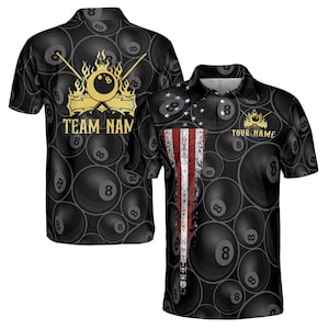 Peut inclure: Chemise de polo à manches courtes à motif noir et blanc avec un motif de drapeau américain rouge, blanc et bleu. La chemise présente un motif répété de boules de billard avec le numéro 8 dessus. La chemise porte le texte "TEAM NAM" au dos et "YOUR NAME" à l'avant.