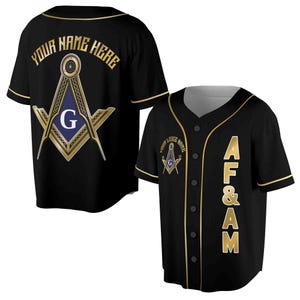 Puede incluir: Jersey de béisbol negro con ribetes dorados y un símbolo masónico dorado en la parte delantera. La parte posterior del jersey tiene el texto "AF&AM" en letras doradas.