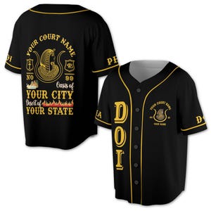 Könnte beinhalten: Schwarzes Baseball-Trikot mit goldfarbenen Verzierungen und Akzenten. Das Trikot hat ein Design mit dem Text "YOUR COURT NAME", "YOUR CITY" und "YOUR STATE". Das Trikot hat auch die Buchstaben "DOI" auf der Vorderseite.