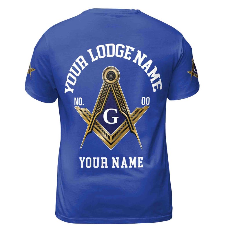 Op de afbeelding: Koninklijk blauw T-shirt met een wit vierkant en kompas ontwerp, met een gouden rand en een blauwe "G" in het midden. De tekst "YOUR LODGE NAME NO. 00" is in wit boven het ontwerp gedrukt, en "YOUR NAME" is in wit onder het ontwerp gedrukt.