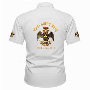Puede incluir: Una camisa blanca de manga corta con un gr&aacute;fico en la espalda de un &aacute;guila bic&eacute;fala con corona, con el texto YOUR LODGE NAME y YOUR CITY, STATE. Las mangas presentan peque&ntilde;os emblemas de &aacute;guila a juego en cada lado.