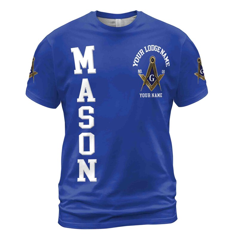 Op de afbeelding: Een koninklijk blauw T-shirt met het woord "MASON" verticaal aan de linkerkant in wit gedrukt. De rechterkant van het shirt heeft een gouden en zwart vrijmetselaars symbool met de tekst "YOUR LODGE NAME" en "YOUR NAME".